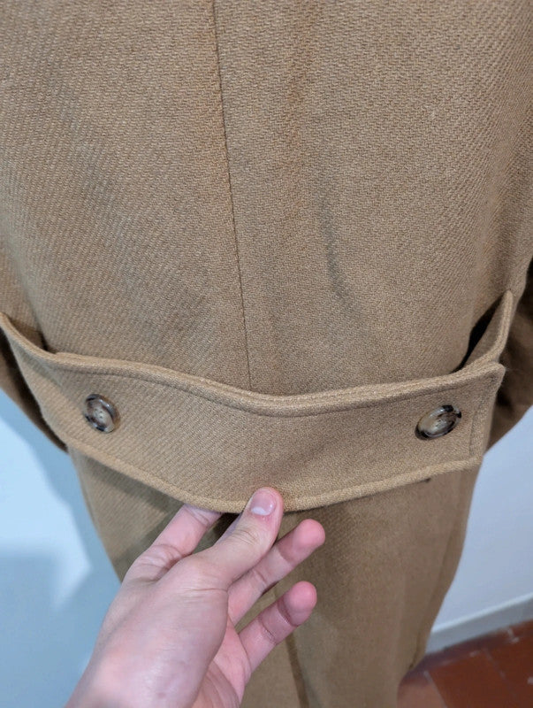 Lumineux manteau croisé doré en laine