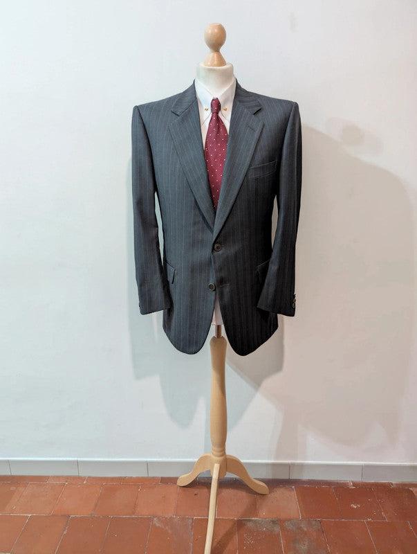 Gentil costume a rayures en laine