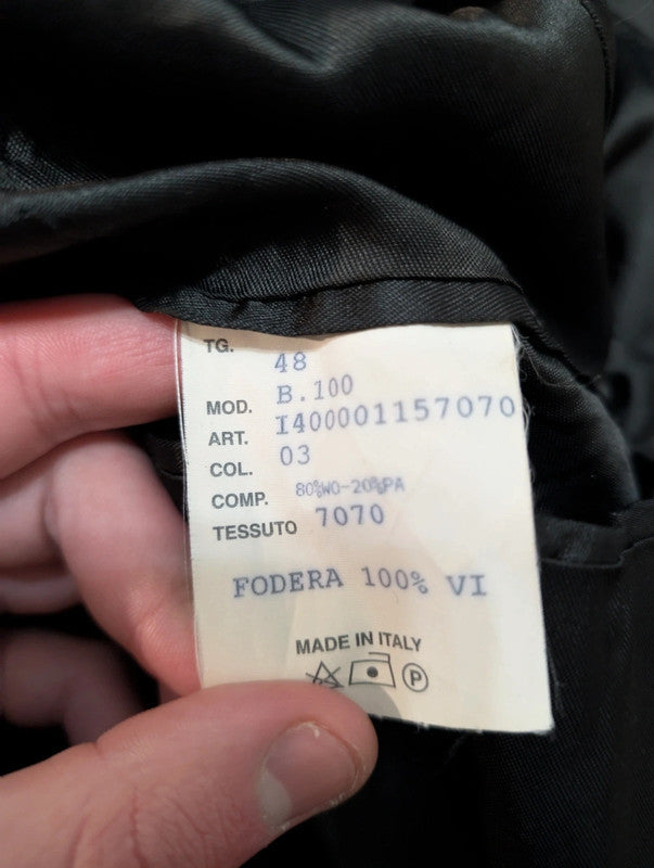 Dunkelschwarzer Wollmantel