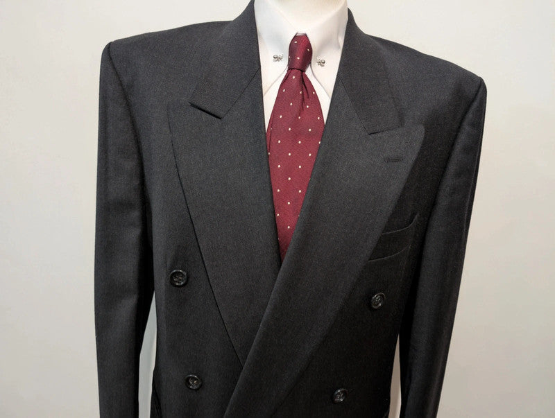 Élégant costume croisé gris en laine