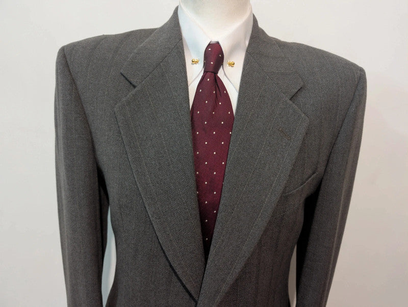 Élégant costume gris a rayure en flanelle