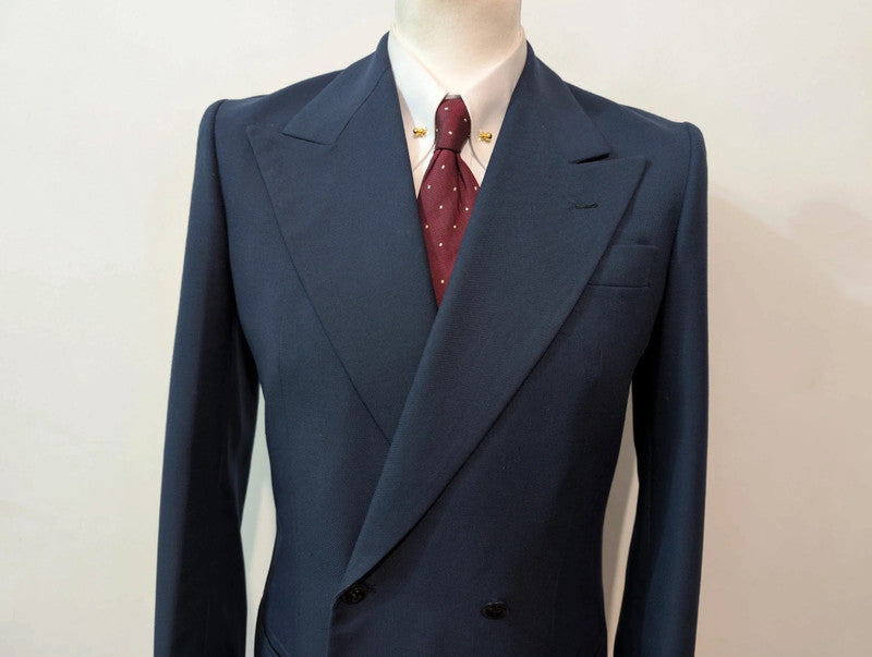 Légendaire costume croisé bleu marine