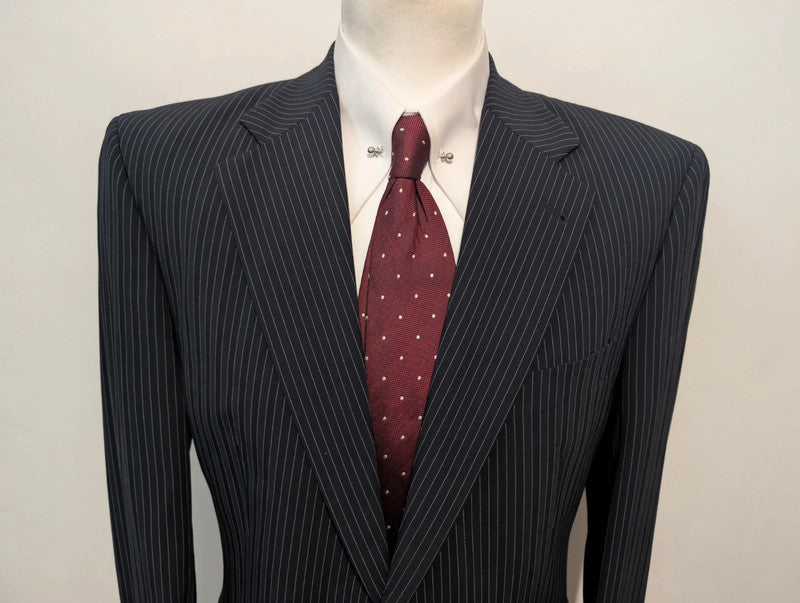 Élégant costume pinstripe en laine froide