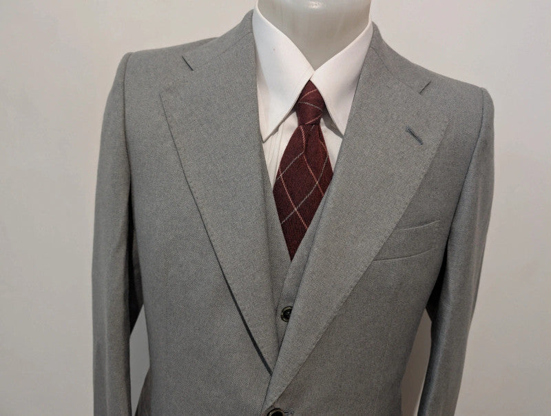 Sympathique costume 3 piece gris en flanelle