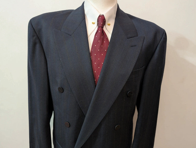 Élégant costume croisé pinstripe en laine