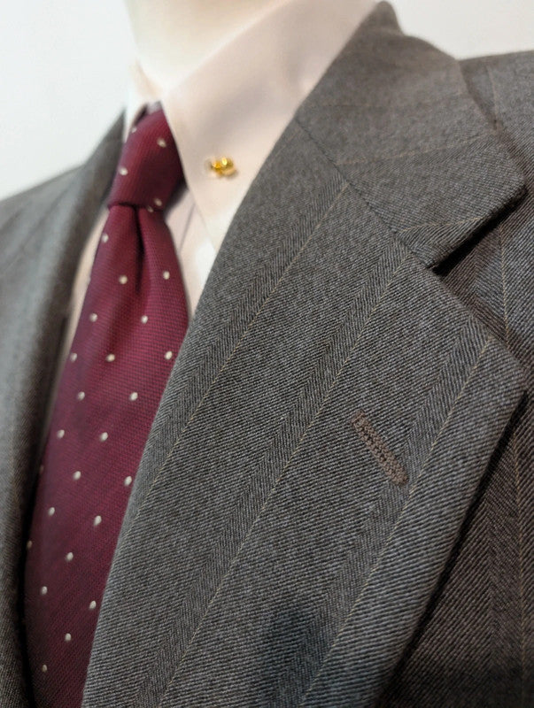 Élégant costume gris a rayure en laine