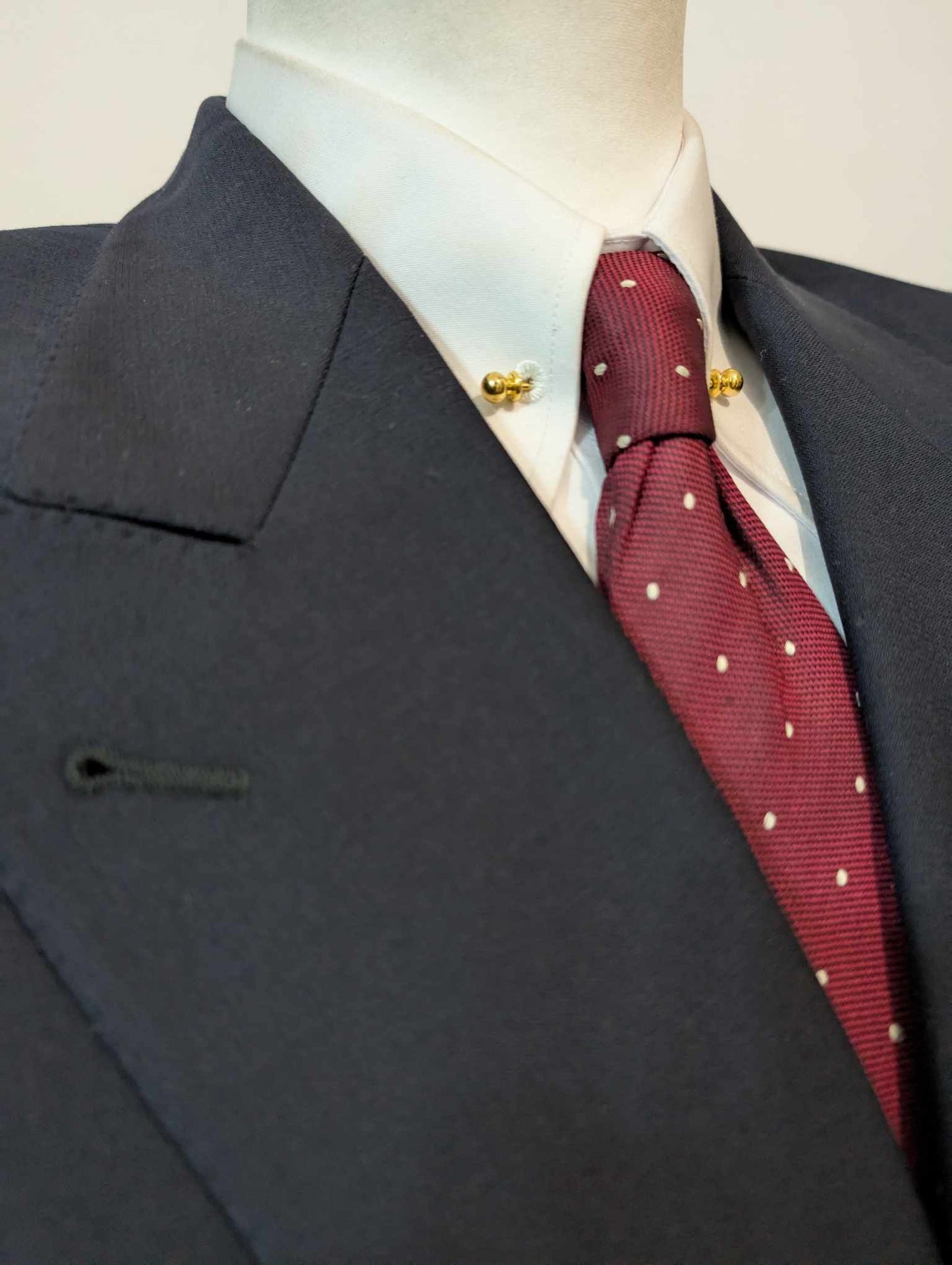 Élégant costume croisé bleu marine en laine
