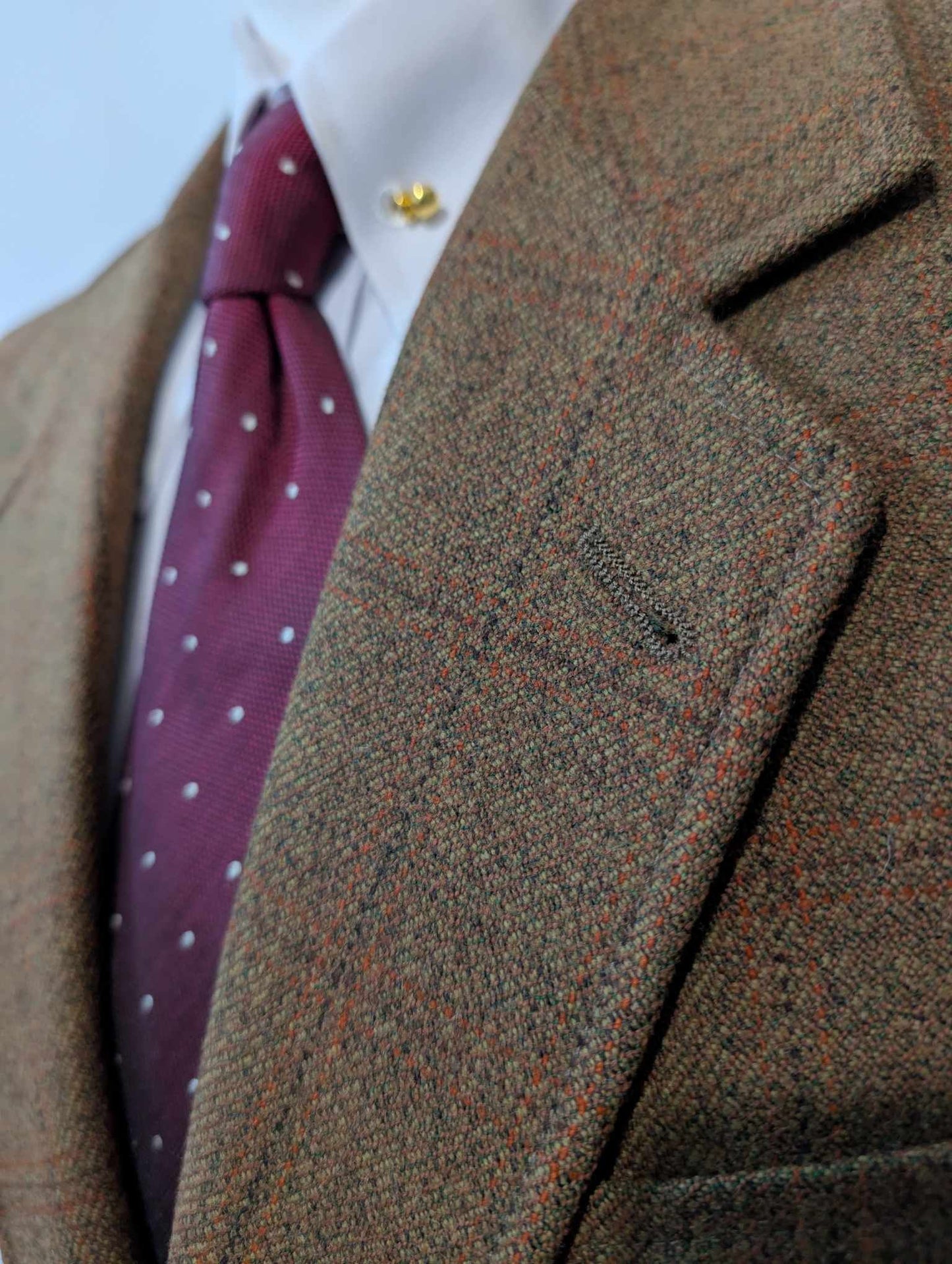 Mystérieux costume marron kaki en tweed