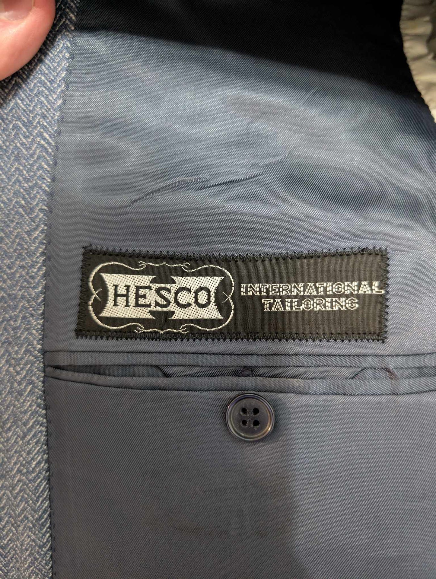 Gentille veste de couleur bleu à motif chevron en laine