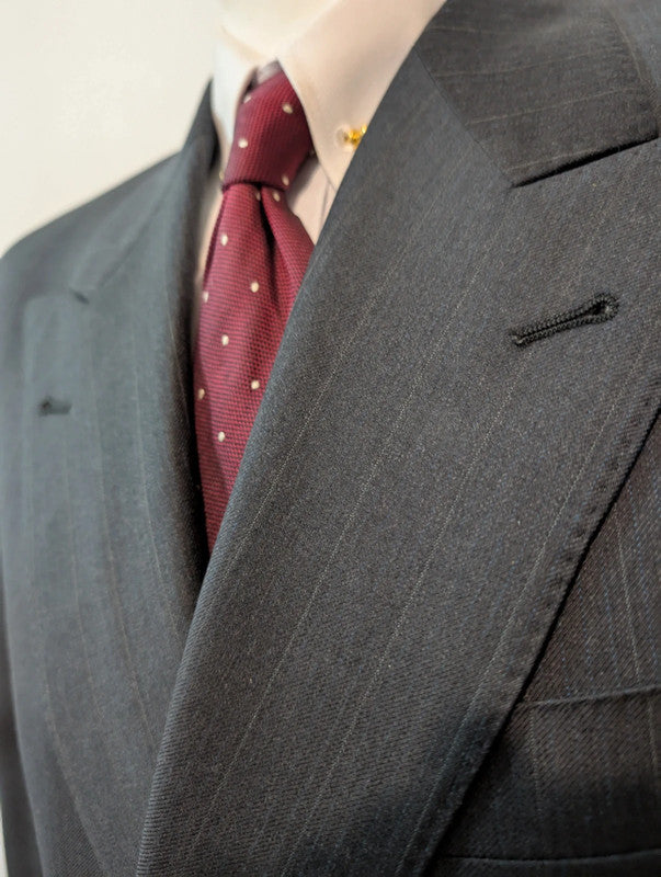 Resplendissant costume croisé pinstripe en laine