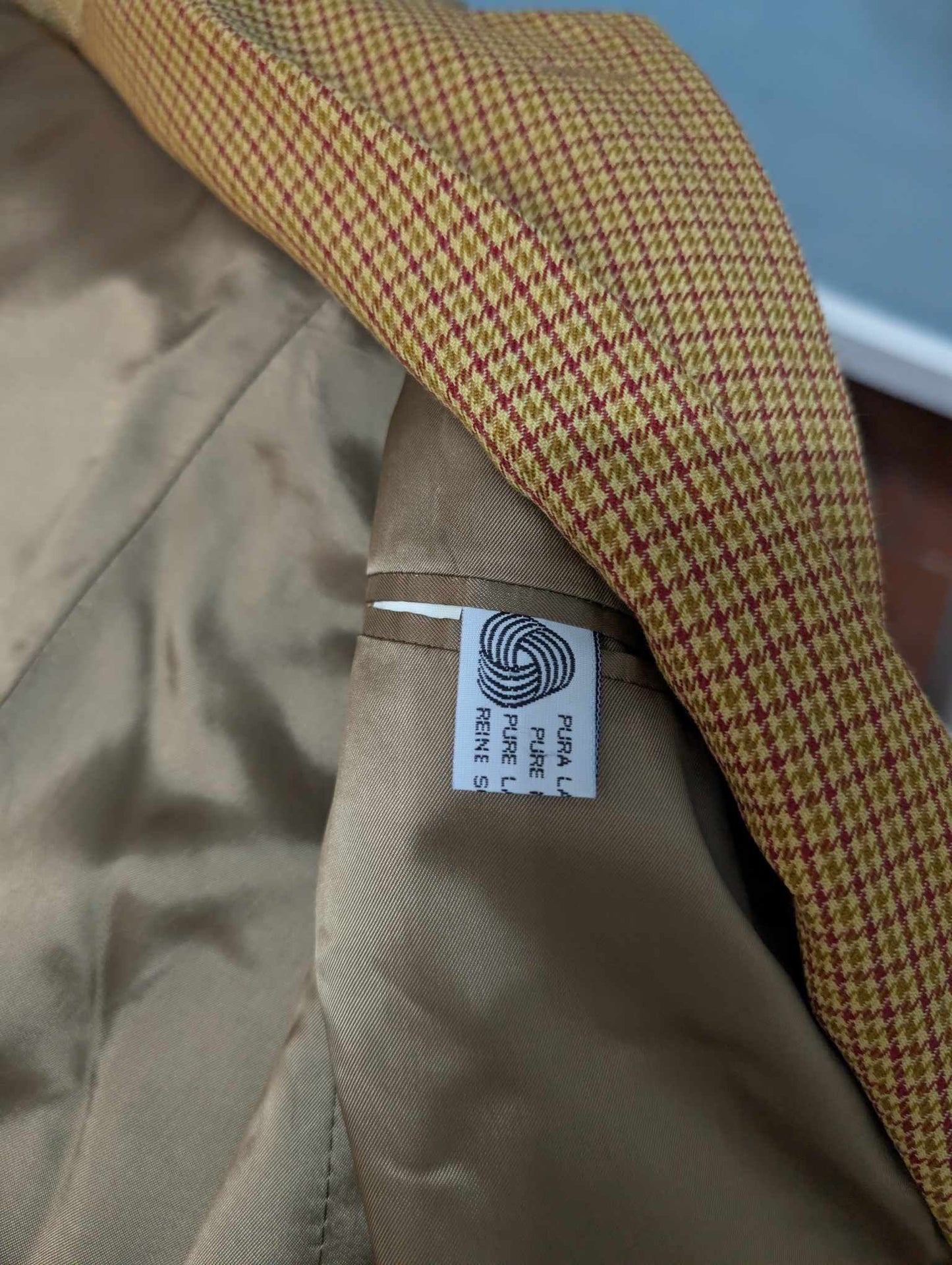 Gentille veste de couleurs marron beige en laine