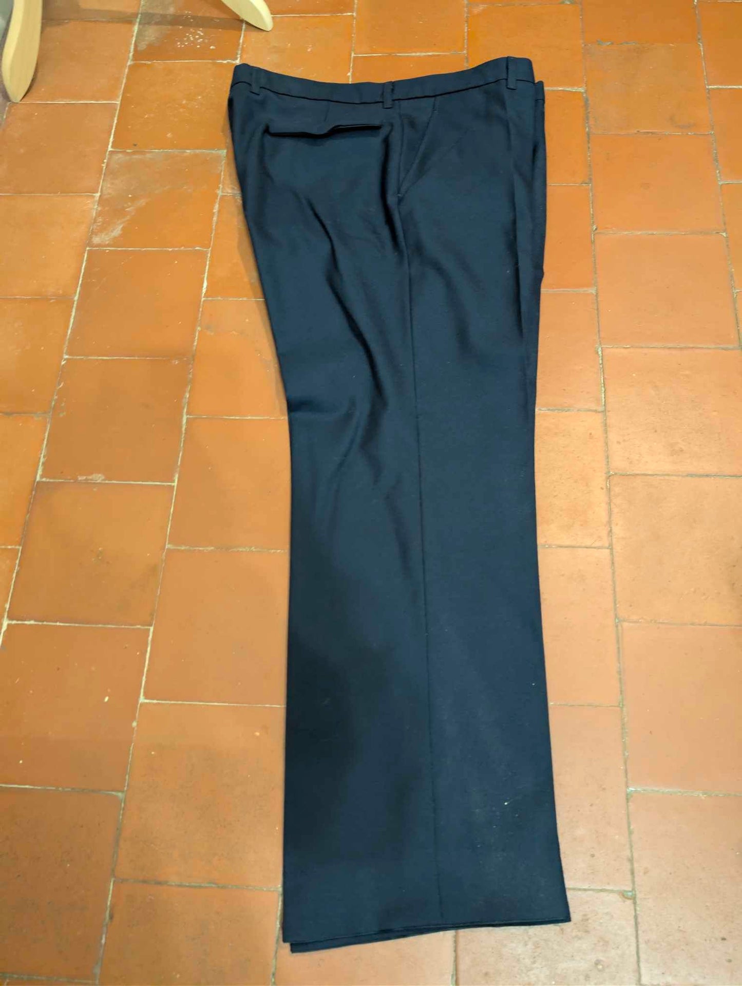 Eleganter marineblauer Wollanzug