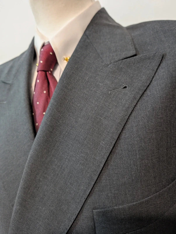 Incroyable costume croisé gris en laine froide