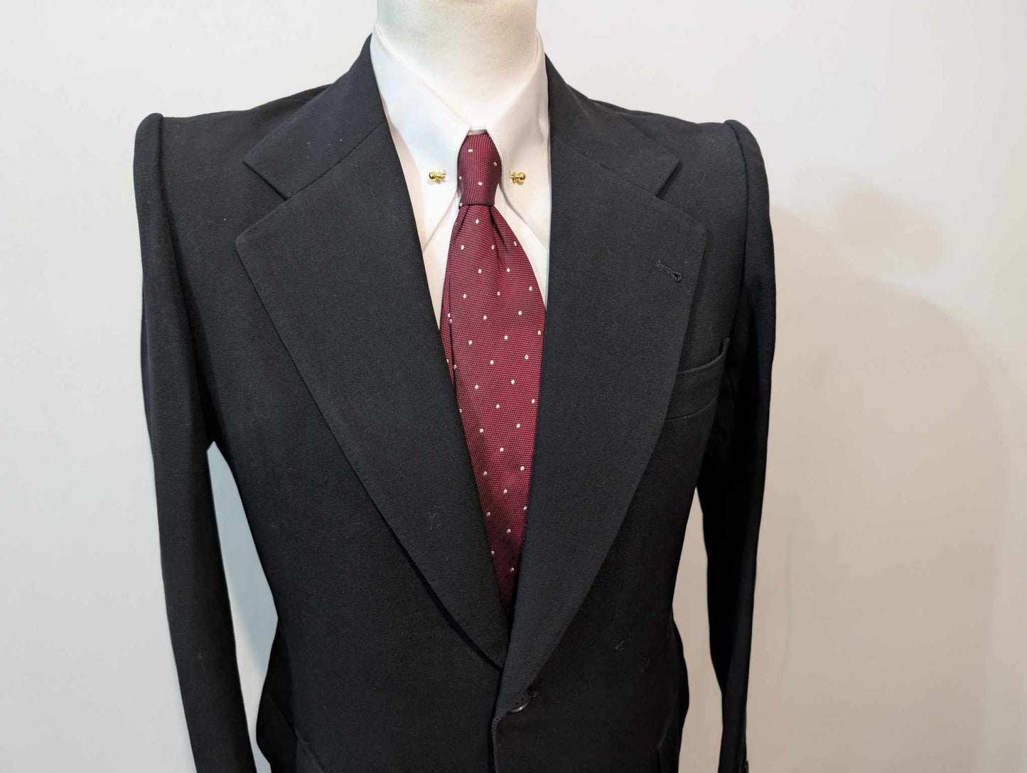 Sombre costume noir en laine