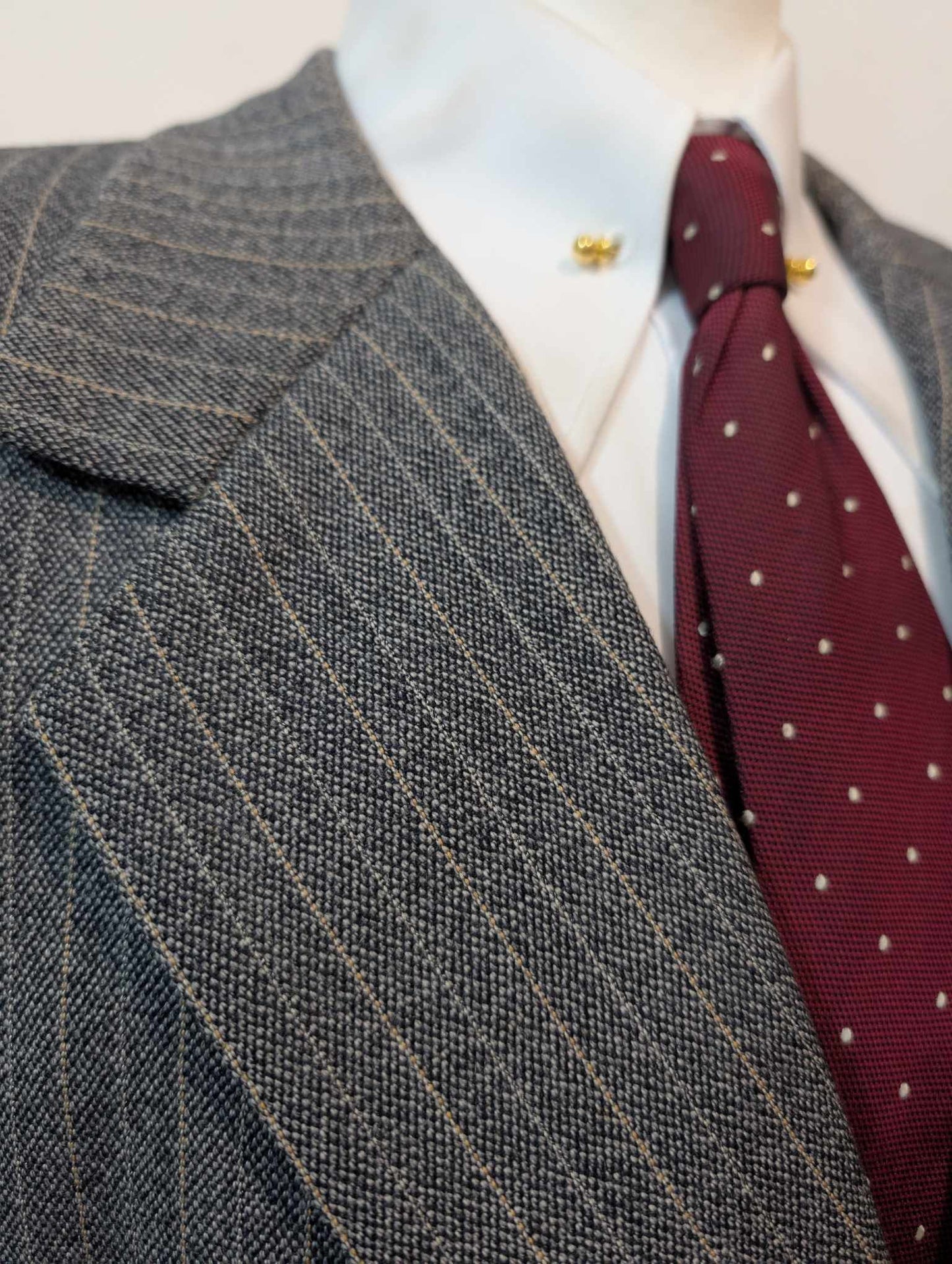 Gigantesque costume pinstripe bespoke