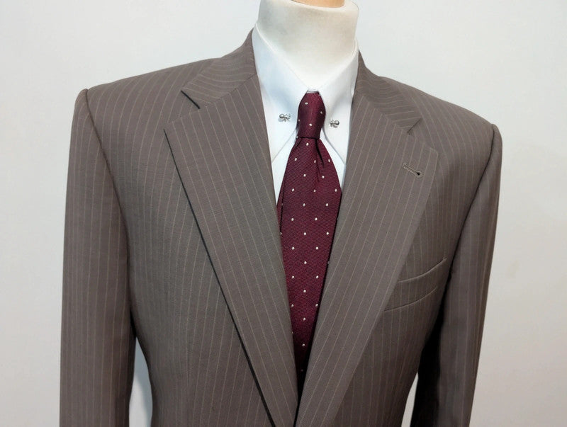 Élégant costume pinstripe en laine