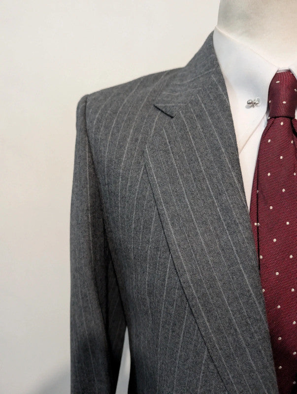 Élégant costume pinstripe en flanelle