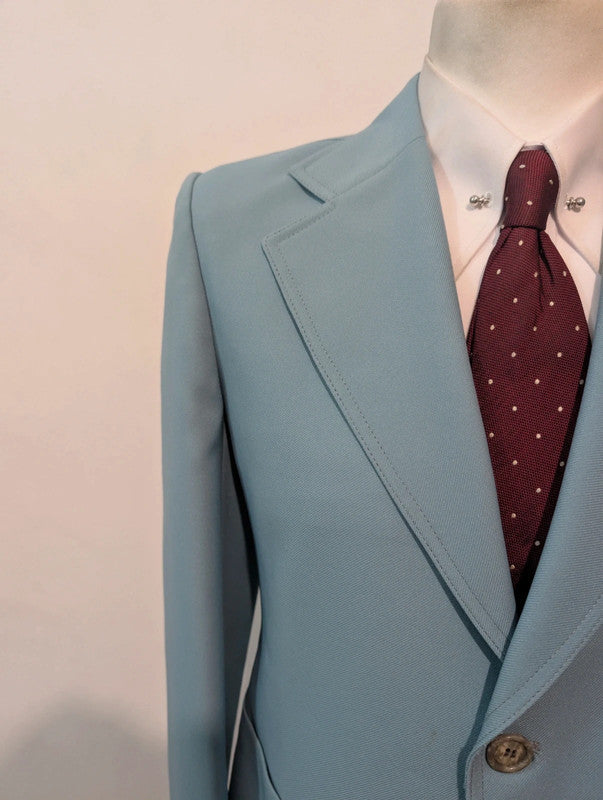 Lumineux costume bleu clair
