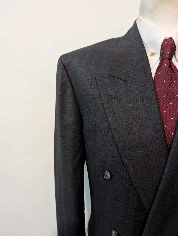 Redoutable costume croisé gris en laine