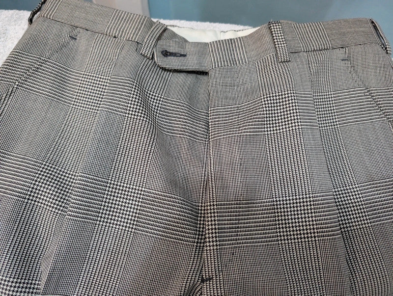 Génial costume gris en prince de galle