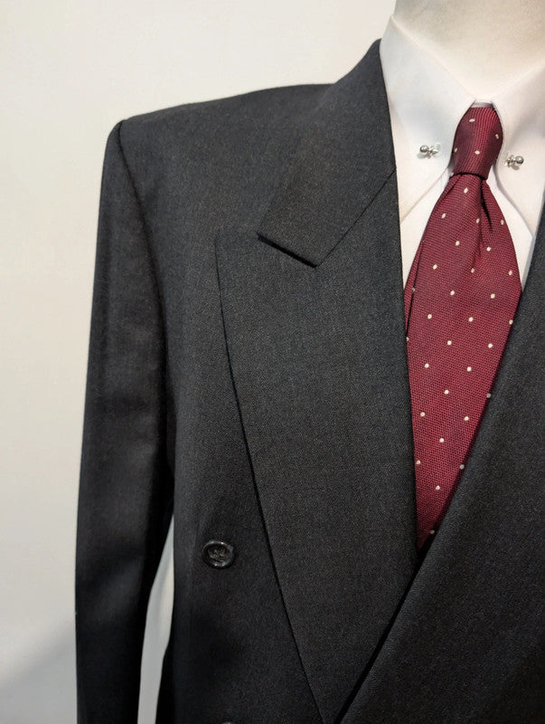 Élégant costume croisé gris en laine