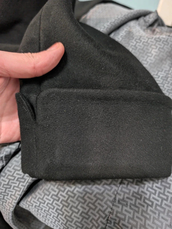 Schöner schwarzer Zweireihermantel aus Wolle