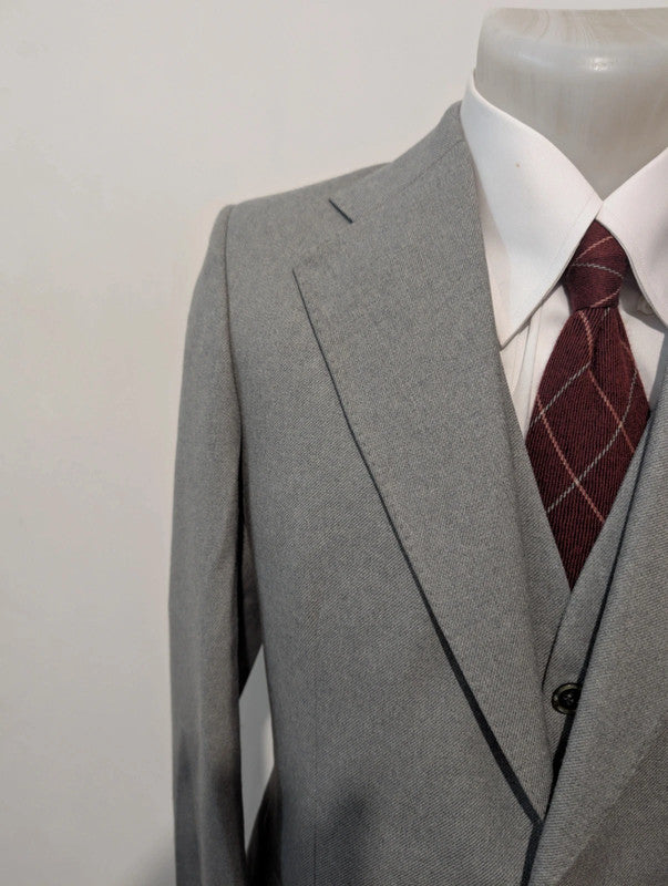 Sympathique costume 3 piece gris en flanelle
