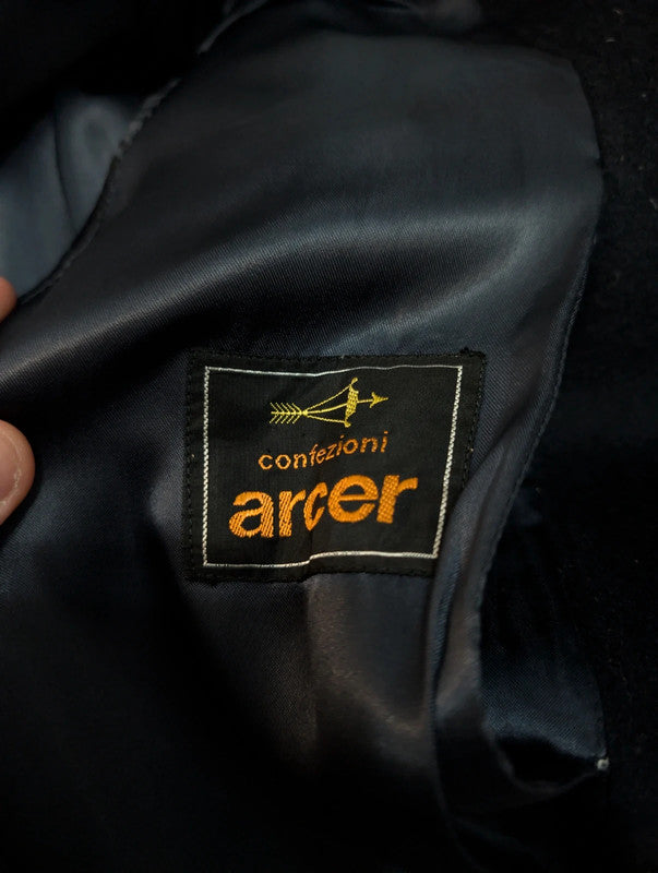 Schwerer, marineblauer Wollmantel