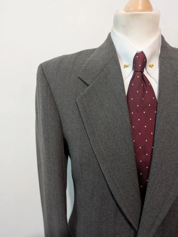 Élégant costume gris a rayure en flanelle