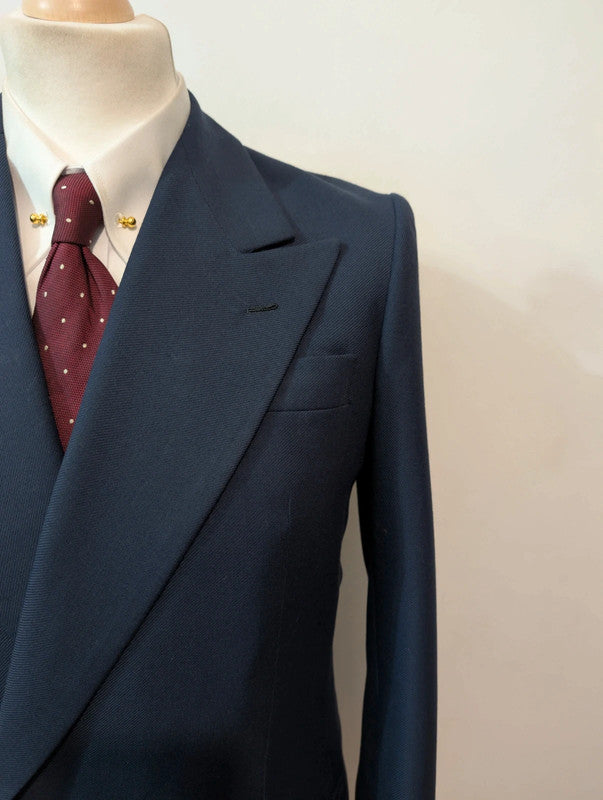 Légendaire costume croisé bleu marine