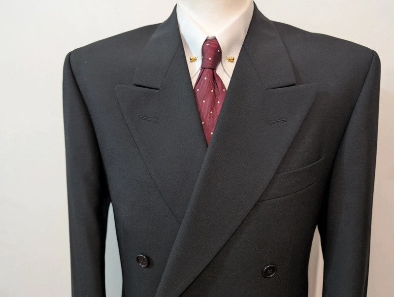 Sombre costume croisé noir en laine froide