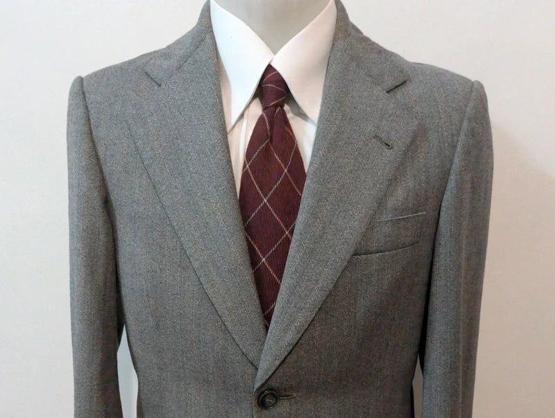 Élégant costume à rayures en laine