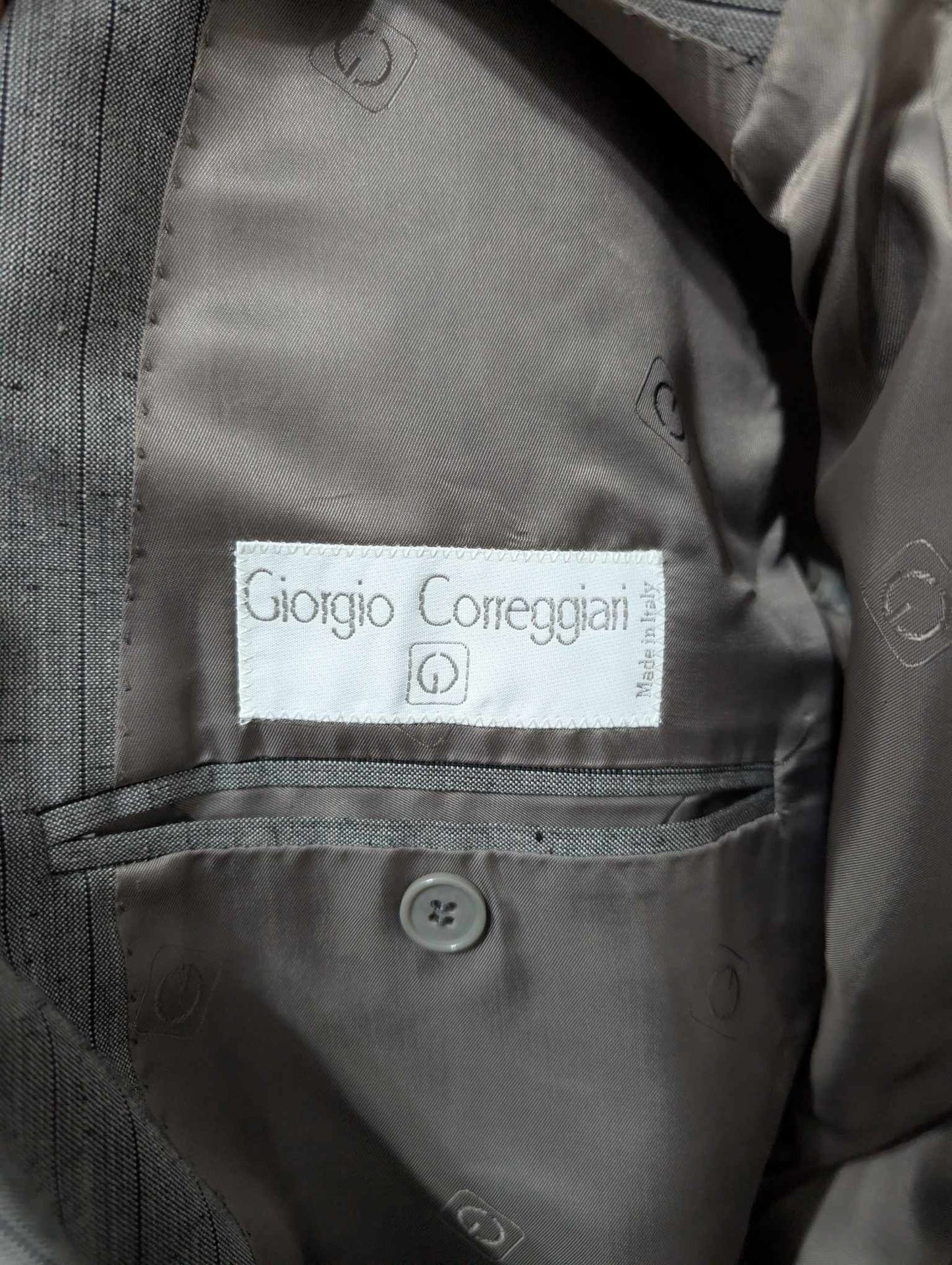 Gentille costume croisé pinstripe de couleur gris en laine
