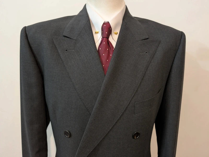 Incroyable costume croisé gris en laine froide