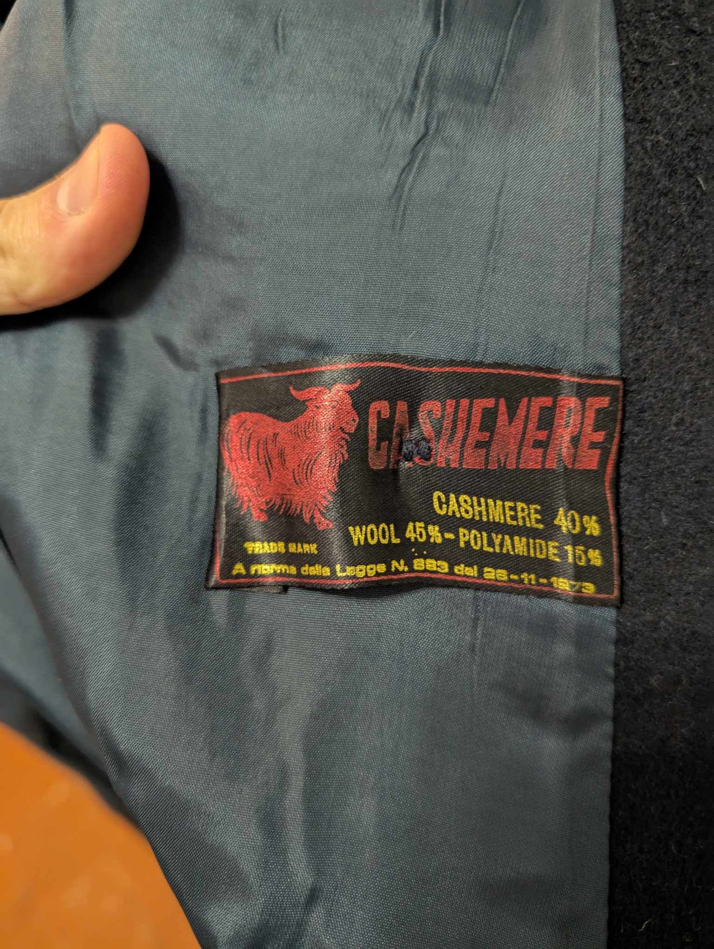 Formidable manteau croisé de couleur bleu marine