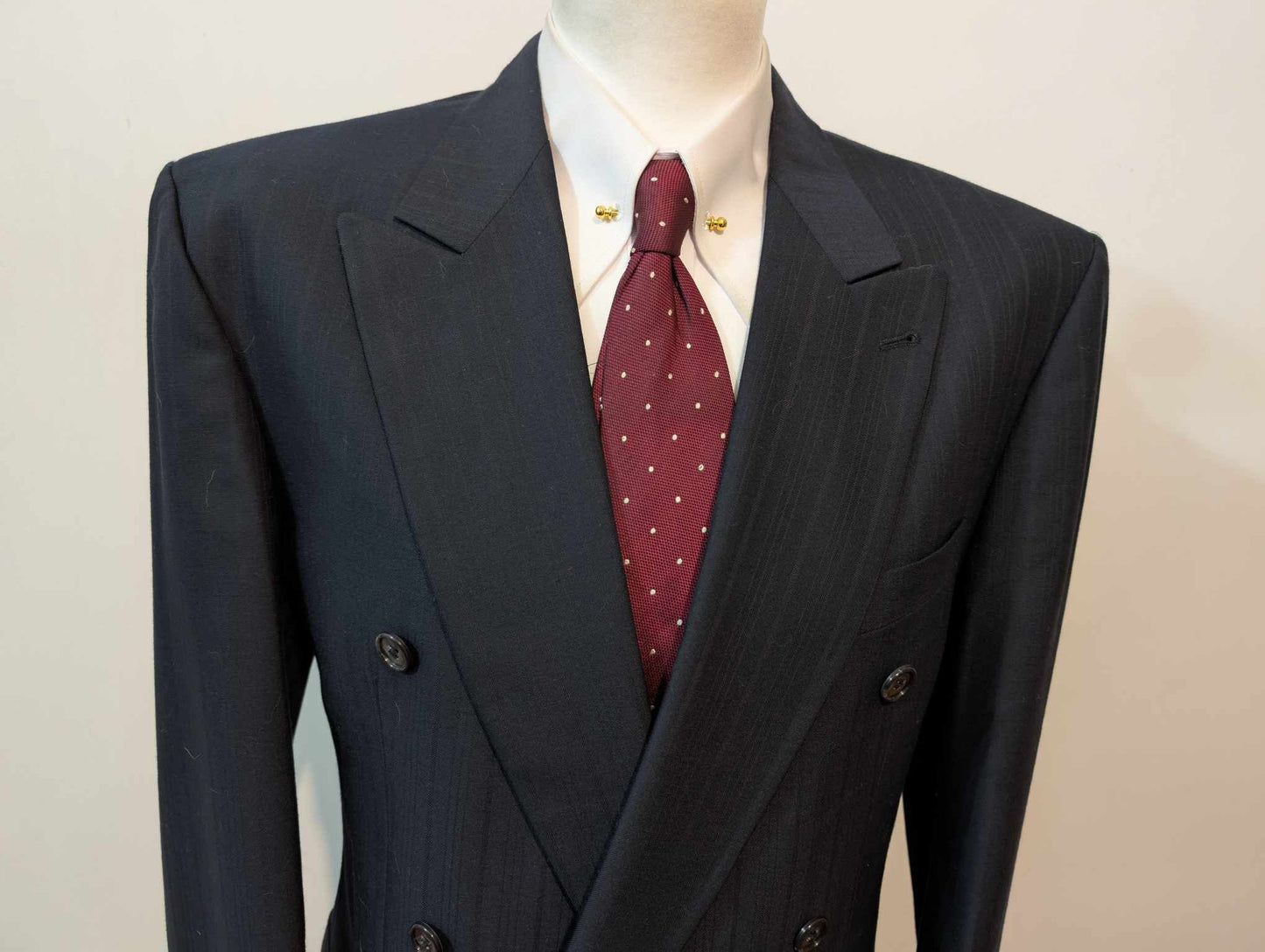 Gentil costume croisé bleu marine en laine