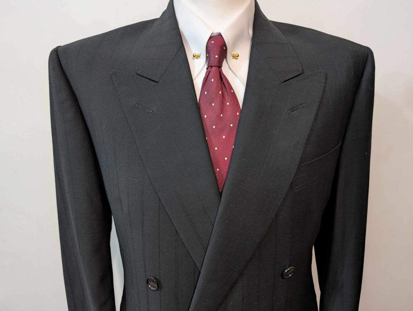 Sombre costume croisé noir en laine
