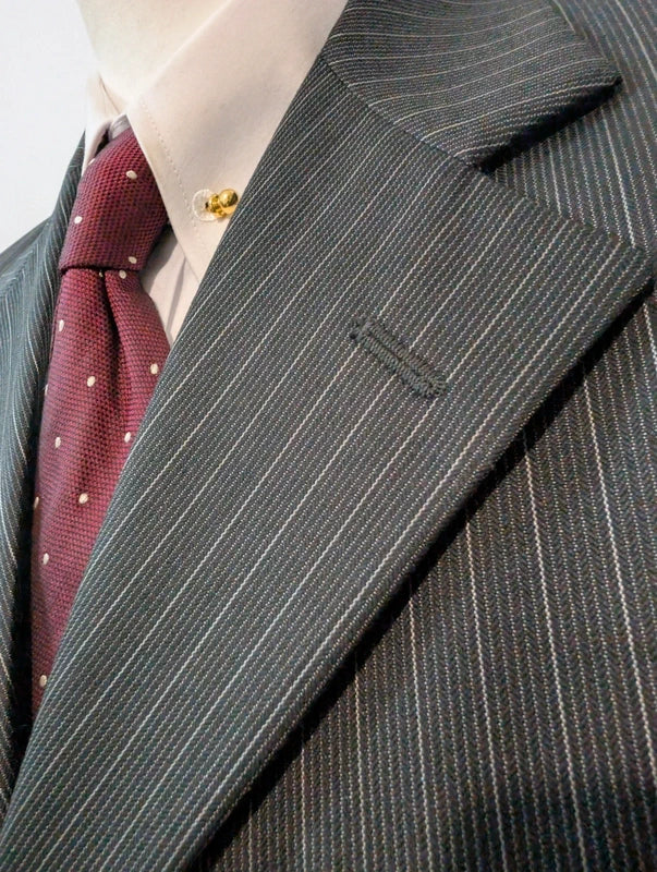 Élégant costume pinstripe en laine et soie