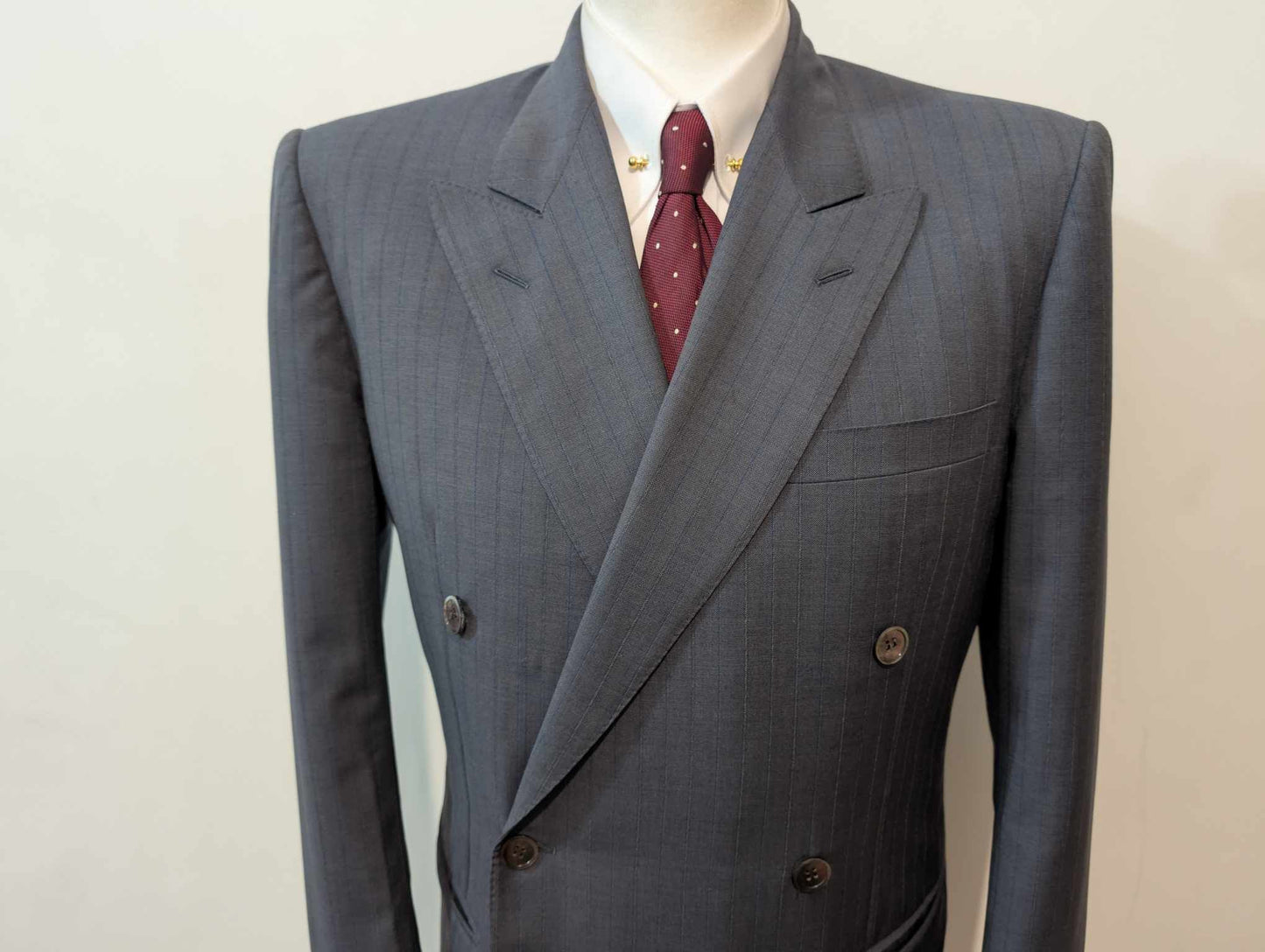 Fabuleux costume croisé a rayure en laine légère