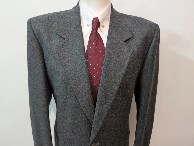 Élégant costume gris en flanelle lourde