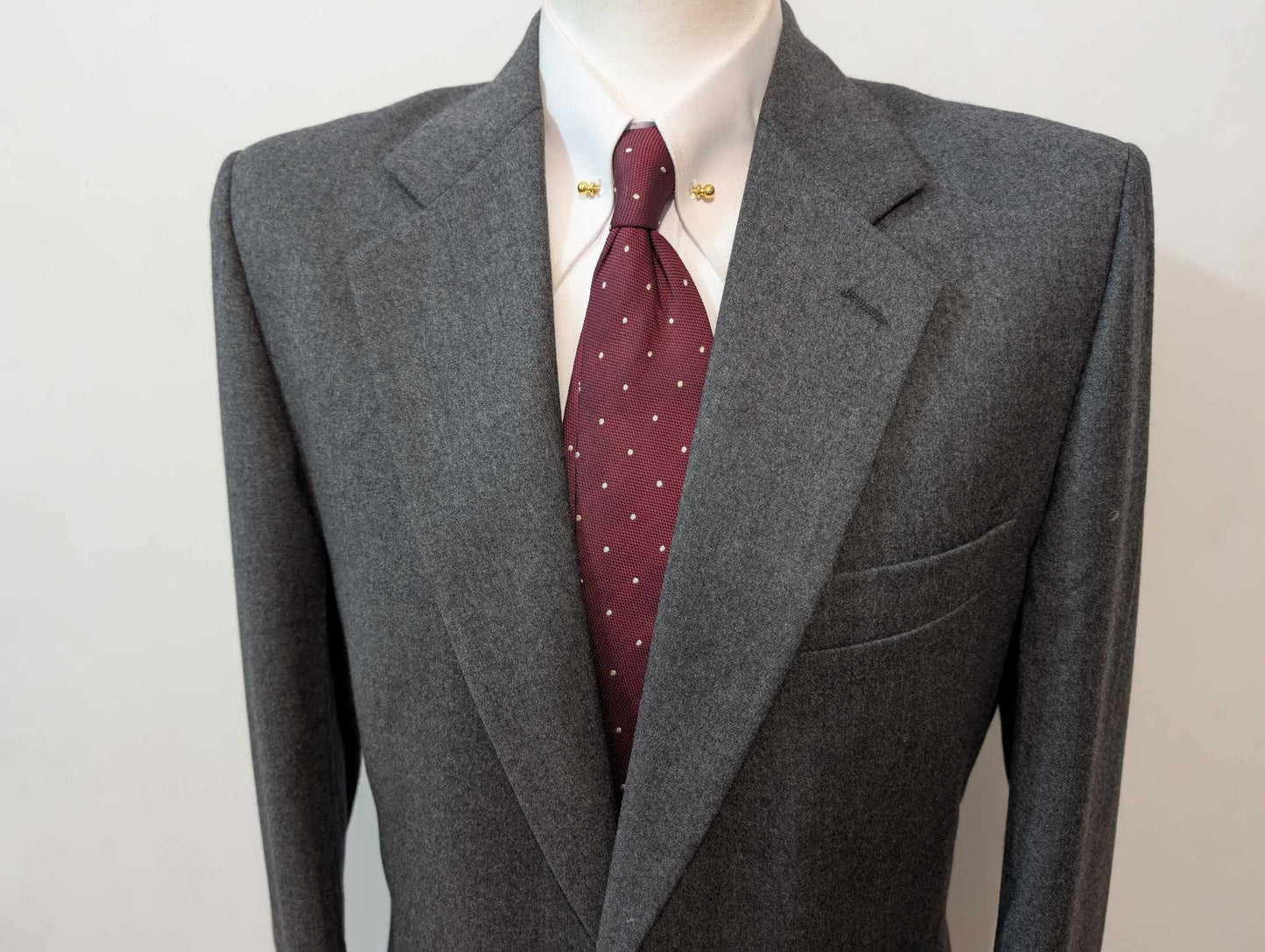 Gentil costume gris en flanelle de laine