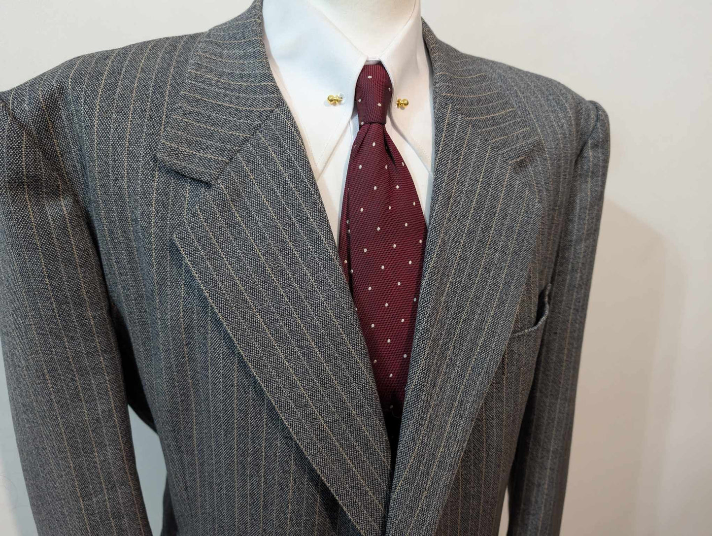 Gigantesque costume pinstripe bespoke