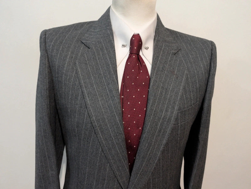 Élégant costume pinstripe en flanelle
