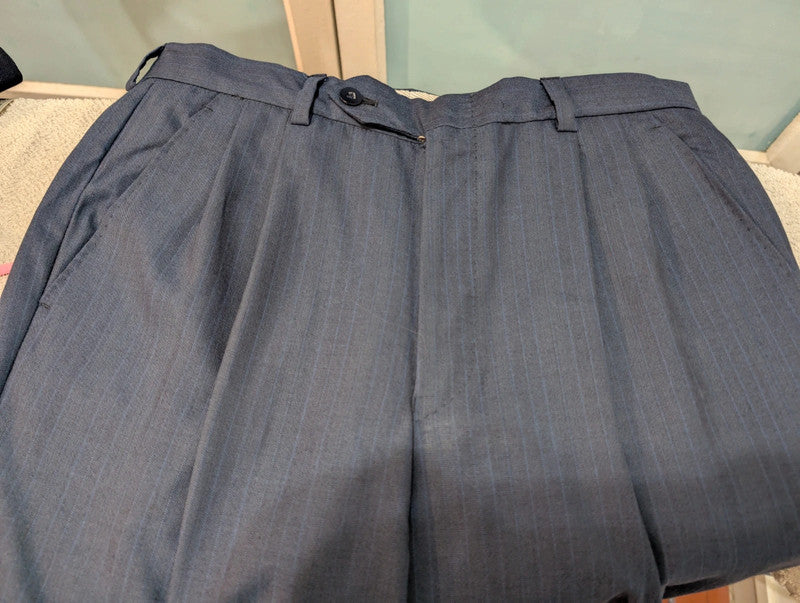 Petit costume croisé bleu marine en laine légère