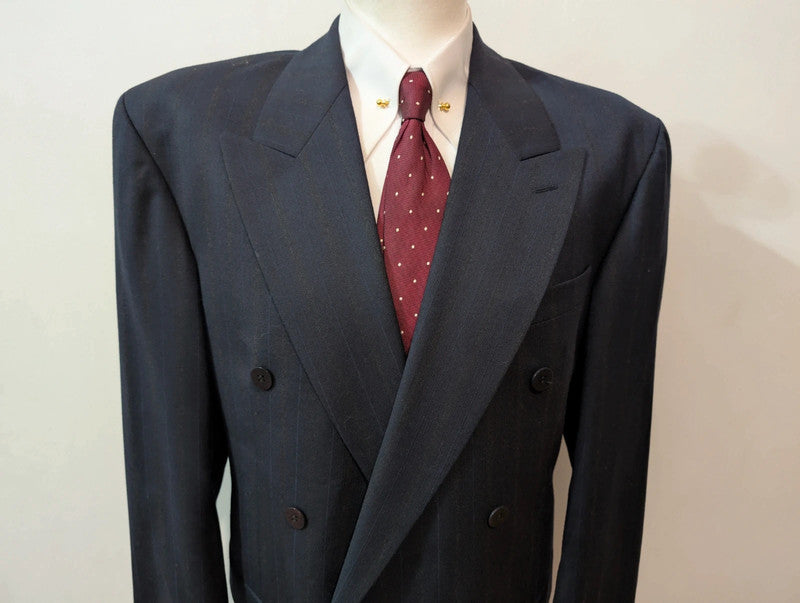 Élégant costume croisé pinstripe en laine