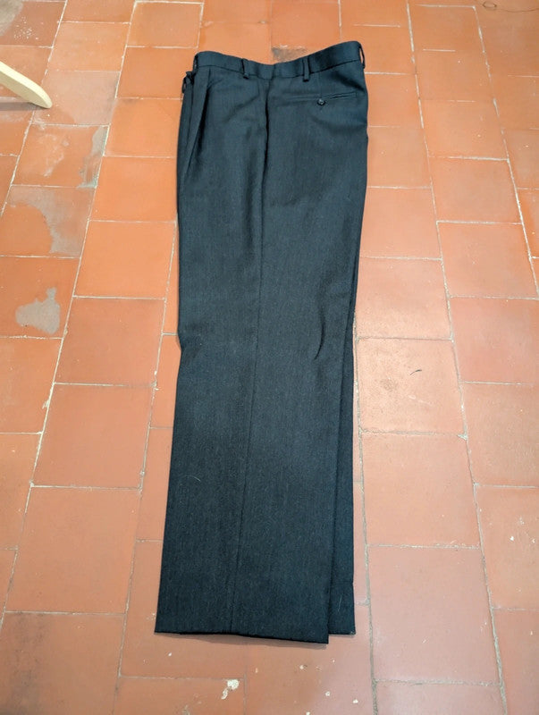 Schöner grauer Wollflanellanzug