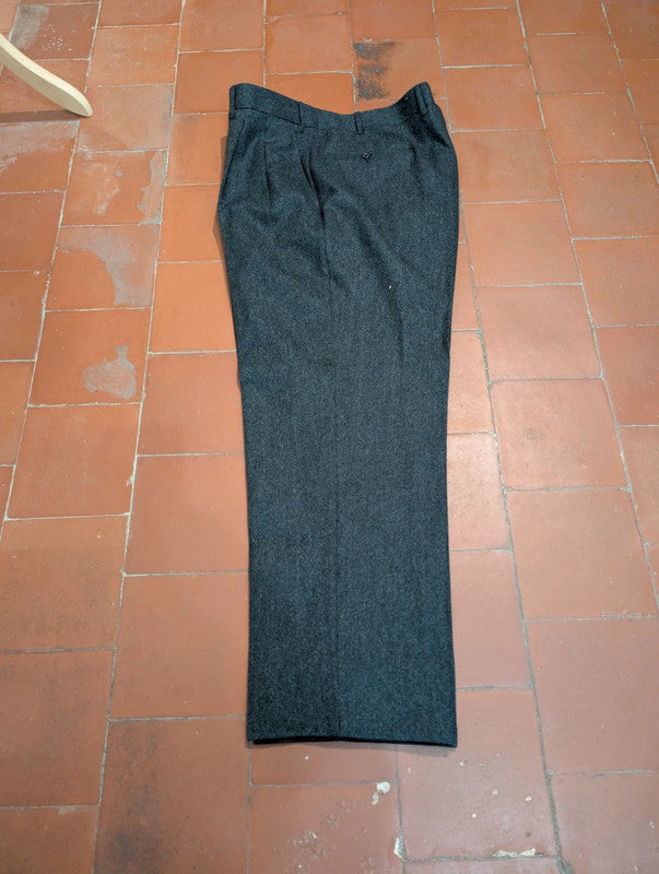 Schöner grauer Wollflanellanzug