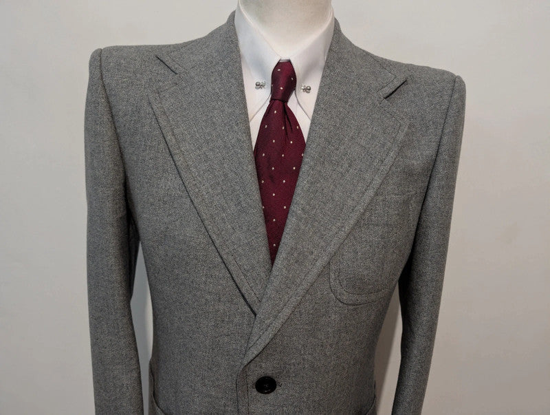 Élégant costume gris en tweed