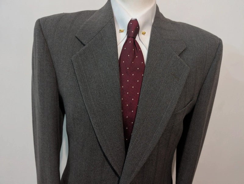 Élégant costume gris a rayure en flanelle