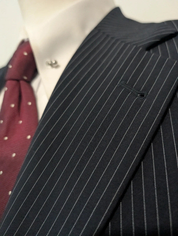 Élégant costume pinstripe en laine froide